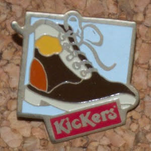Pin's Kickers Chaussure marron (01)